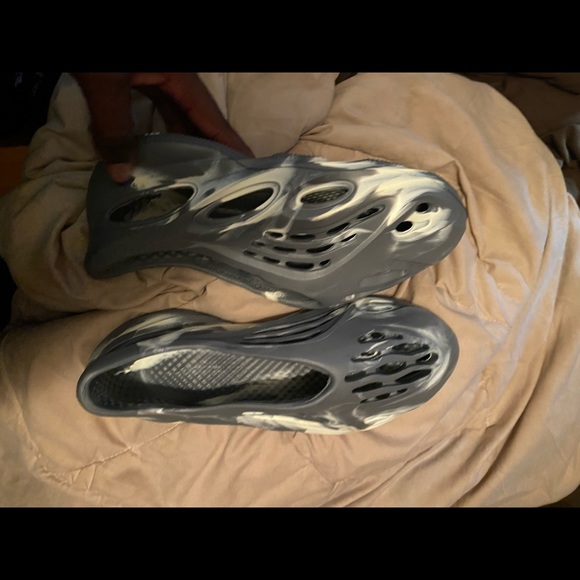 YEEZY FOAM RUNNER MOON GREY main image 6